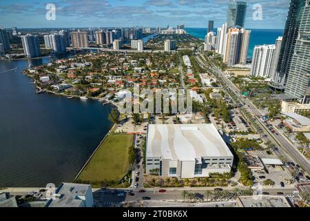 Alti e costosi hotel e condomini sulla costa dell'oceano Atlantico nella città di Sunny Isles Beach e trafficato traffico stradale. Infrastrutture turistiche americane a sou Foto Stock