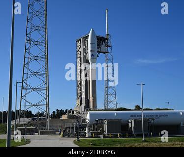 Il razzo United Launch Alliance Atlas V con i satelliti gemelli Amazon Project Kuiper si trova sul complesso 41 alla Cape Canaveral Space Force Station giovedì 5 ottobre 2023. Il progetto Kuiper fornirà comunicazioni a banda larga per la rete Amazon. Foto di Joe Marino/UPI Credit: UPI/Alamy Live News Foto Stock