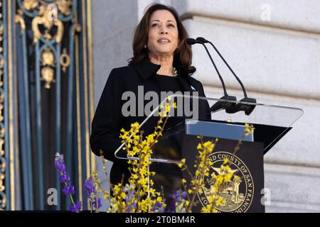 San Francisco, Stati Uniti. 5 ottobre 2023. Il vicepresidente Kamala Harris fa osservazioni al servizio commemorativo per la senatrice Dianne Feinstein al municipio di San Francisco, con giovedì 5 ottobre 2023. Feinstein è morto a 90 anni. Foto di Benjamin Fanboy/UPI credito: UPI/Alamy Live News Foto Stock