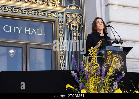 San Francisco, Stati Uniti. 5 ottobre 2023. Il vicepresidente Kamala Harris fa osservazioni al servizio commemorativo per la senatrice Dianne Feinstein al municipio di San Francisco, con giovedì 5 ottobre 2023. Feinstein è morto a 90 anni. Foto di Benjamin Fanboy/UPI credito: UPI/Alamy Live News Foto Stock