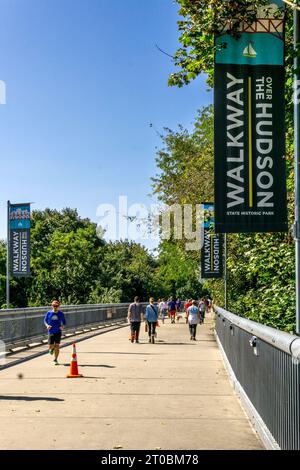 Poughkeepsie, NY - US - 1° ottobre 2023 visita turistica del Walkway Over the Hudson, una passerella pedonale come parte del nuovo Walkway Over the Hudson sta Foto Stock