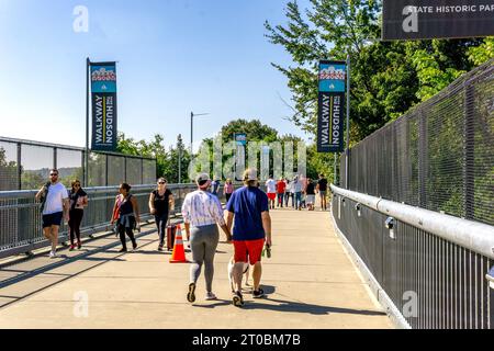 Poughkeepsie, NY - US - 1° ottobre 2023 visita turistica del Walkway Over the Hudson, una passerella pedonale come parte del nuovo Walkway Over the Hudson sta Foto Stock