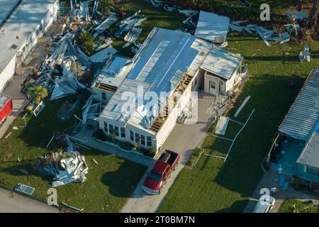 Danni alla proprietà causati da forti venti di uragano. Case mobili nell'area residenziale della Florida con tetti distrutti. Conseguenze del disastro naturale. Foto Stock