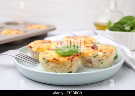 Pancetta appena sfornata e muffin all'uovo con formaggio servito al tavolo, primo piano. Spazio per il testo Foto Stock