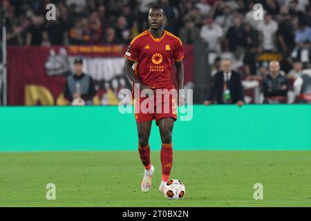 Roma, Lazio. 5 ottobre 2023. Evan Ndicka di AS Roma durante la partita di UEFA Europa League AS Roma contro Servette allo stadio Olimpico di Roma, 5 ottobre 2023. Photographer01 Credit: Independent Photo Agency/Alamy Live News Foto Stock