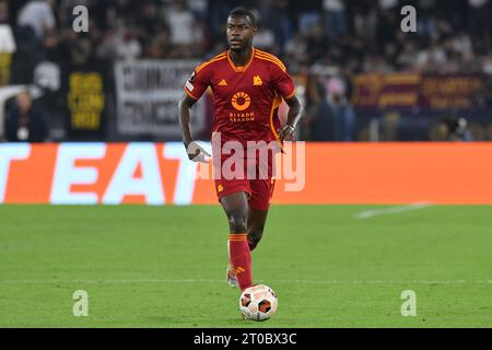 Roma, Lazio. 5 ottobre 2023. Evan Ndicka di AS Roma durante la partita di UEFA Europa League AS Roma contro Servette allo stadio Olimpico di Roma, 5 ottobre 2023. Photographer01 Credit: Independent Photo Agency/Alamy Live News Foto Stock