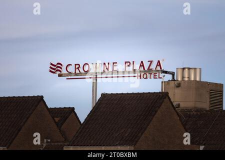 Immagine dell'insegna Crowne Plaza sul loro hotel a Maastricht, Paesi Bassi. Crowne Plaza è una multinazionale britannica proprietaria, operatore e franchiser o Foto Stock