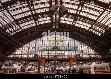 Immagine dei binari Koln S Bahn che entrano nella stazione ferroviaria di Koln Hbf a Colonia, Germania. Köln Hauptbahnhof o stazione centrale di Colonia è una rai Foto Stock