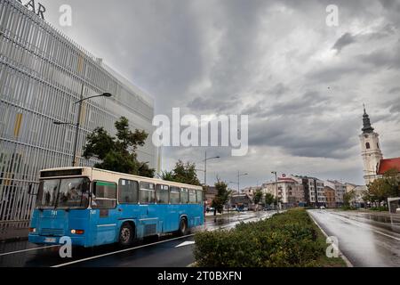 Immagine di un autobus in attesa di servizio a Novi Sad, serbia. È uno dei principali sistemi di transito della capitale della Vojvodina, appartenente alla JGSP Nov Foto Stock