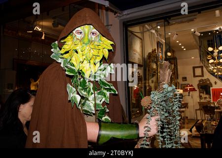 Saint-Ouen, Francia. 5 ottobre 2023. Personaggi strani vagano in giro durante l'annuale Paris Saint-Ouen Fleas Festival al Biron Market seguendo il tema "Fleas and Nature" giovedì 5 ottobre 2023 a Saint-Ouen, Francia. Crediti: Bernard Menigault/Alamy Live News Foto Stock