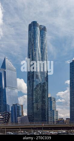 15 Hudson Yards è una torre residenziale condominiale all'angolo sud-ovest dello sviluppo Hudson Yards. Foto Stock