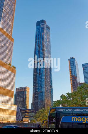 15 Hudson Yards è una torre residenziale condominiale all'angolo sud-ovest dello sviluppo Hudson Yards. Foto Stock