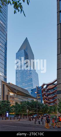 10 Hudson Yards, prima torre degli uffici completata a Hudson Yards, collegata a 10 Hudson Yards tramite i negozi e i ristoranti di Hudson Yards, 20 Hudson Yards. Foto Stock