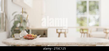 Spazio copia per l'esposizione del tuo prodotto su un tavolo in marmo neutro o su un tavolo da pranzo con accessori in una cucina moderna e spaziosa. immagine ravvicinata. 3d. Foto Stock