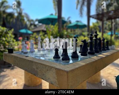 Grande set di scacchi installato nel resort turistico, Indonesia Foto Stock