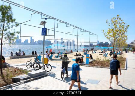 New York City, Stati Uniti. 5 ottobre 2023. Una vista generale della prima spiaggia pubblica di Manhattan, New York, NY, USA il 5 ottobre 2023. La penisola di Gansevoort è stata aperta lunedì pomeriggio come prima spiaggia pubblica sull'isola nel distretto di Meatpacking. Foto di Charles Guerin/ABACAPRESSS.COM Credit: Abaca Press/Alamy Live News Foto Stock