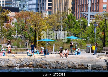 New York City, Stati Uniti. 5 ottobre 2023. Una vista generale della prima spiaggia pubblica di Manhattan, New York, NY, USA il 5 ottobre 2023. La penisola di Gansevoort è stata aperta lunedì pomeriggio come prima spiaggia pubblica sull'isola nel distretto di Meatpacking. Foto di Charles Guerin/ABACAPRESSS.COM Credit: Abaca Press/Alamy Live News Foto Stock