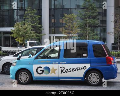 TOKYO, GIAPPONE - 28 settembre 2023: Un taxi in una strada nell'area di Toranomon Hills a Tokyo. L'auto è un taxi Toyota JPN. Foto Stock