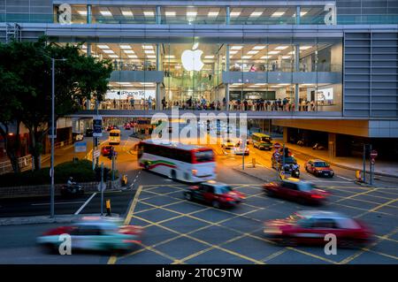 Persone che acquistano il nuovo iphone 15 Apple presso l'Apple store di Hong Kong, nel centro di Hong Kong, in Cina. Foto Stock