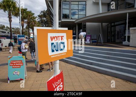 Venerdì 6 ottobre 2023, il polling station apre ad Avalon Beach Sydney per i residenti e i cittadini australiani per esprimere il loro voto sì o no a sostegno o meno della voce al Parlamento. Un voto sì è quello di cambiare la Costituzione per riconoscere i primi popoli dell'Australia istituendo un organismo chiamato Aboriginal and Torres Strait Islander Voice. La domanda sulla scheda elettorale è: “A Proposed Law: To alter the Constitution to recognize the First Peoples of Australia by Establishment an Aboriginal and Torres Strait Islander Voice. Foto Stock