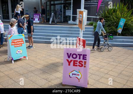 Venerdì 6 ottobre 2023, il polling station apre ad Avalon Beach Sydney per i residenti e i cittadini australiani per esprimere il loro voto sì o no a sostegno o meno della voce al Parlamento. Un voto sì è quello di cambiare la Costituzione per riconoscere i primi popoli dell'Australia istituendo un organismo chiamato Aboriginal and Torres Strait Islander Voice. La domanda sulla scheda elettorale è: “A Proposed Law: To alter the Constitution to recognize the First Peoples of Australia by Establishment an Aboriginal and Torres Strait Islander Voice. Foto Stock