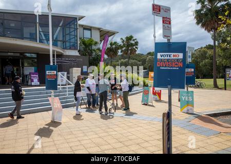 Venerdì 6 ottobre 2023, il polling station apre ad Avalon Beach Sydney per i residenti e i cittadini australiani per esprimere il loro voto sì o no a sostegno o meno della voce al Parlamento. Un voto sì è quello di cambiare la Costituzione per riconoscere i primi popoli dell'Australia istituendo un organismo chiamato Aboriginal and Torres Strait Islander Voice. La domanda sulla scheda elettorale è: “A Proposed Law: To alter the Constitution to recognize the First Peoples of Australia by Establishment an Aboriginal and Torres Strait Islander Voice. Foto Stock