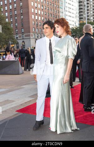 Lo stilista Zac Posen e l'attrice Molly Ringwald arrivano al New York City Ballet 's 2023 Fall Gala che celebra il 75 ° anniversario del New York City Ballet al David H. Koch Theatre al Lincoln Center il 5 ottobre 2023 a New York City. Credito: Brazil Photo Press/Alamy Live News Foto Stock