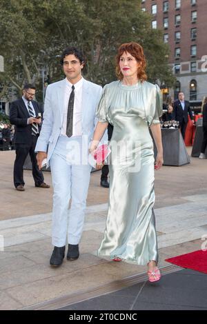 Lo stilista Zac Posen e l'attrice Molly Ringwald arrivano al New York City Ballet 's 2023 Fall Gala che celebra il 75 ° anniversario del New York City Ballet al David H. Koch Theatre al Lincoln Center il 5 ottobre 2023 a New York City. Credito: Brazil Photo Press/Alamy Live News Foto Stock