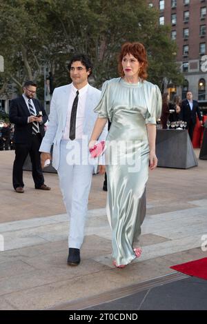 Lo stilista Zac Posen e l'attrice Molly Ringwald arrivano al New York City Ballet 's 2023 Fall Gala che celebra il 75 ° anniversario del New York City Ballet al David H. Koch Theatre al Lincoln Center il 5 ottobre 2023 a New York City. Credito: Brazil Photo Press/Alamy Live News Foto Stock