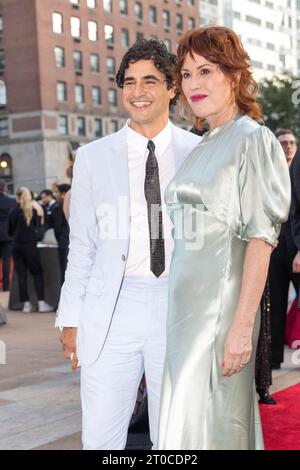 Lo stilista Zac Posen e l'attrice Molly Ringwald arrivano al New York City Ballet 's 2023 Fall Gala che celebra il 75 ° anniversario del New York City Ballet al David H. Koch Theatre al Lincoln Center il 5 ottobre 2023 a New York City. Credito: Brazil Photo Press/Alamy Live News Foto Stock