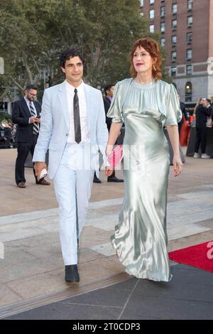 Lo stilista Zac Posen e l'attrice Molly Ringwald arrivano al New York City Ballet 's 2023 Fall Gala che celebra il 75 ° anniversario del New York City Ballet al David H. Koch Theatre al Lincoln Center il 5 ottobre 2023 a New York City. Credito: Brazil Photo Press/Alamy Live News Foto Stock