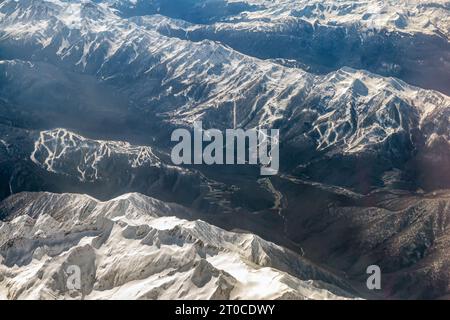 Vista dall'alto delle alte vette innevate Foto Stock
