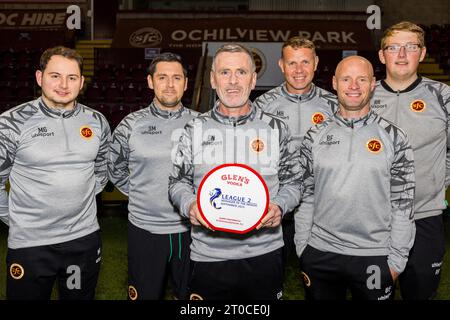 Stenhousemuir, Scozia. 5 ottobre 2023. EMBARGO FINO ALLE 13:00 venerdì 6 ottobre 2023 Gary Naysmith riceve il premio Glen's Vodka League 2 Manager of the Month per settembre 2023. Nella foto con il suo staff di magazzino (L-R): Michael Gallacher, Seamus McCafferty, Gary Naismith, Myles Hogarth, Brown Ferguson, Reece Robertson Cinch League 2 - Manager & Player of the Month Awards credito: Raymond Davies / Alamy Live News Foto Stock