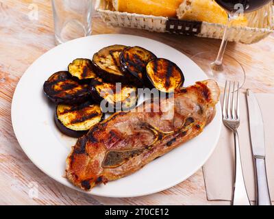 Appetitosa spalla di maiale fritta con melanzane Foto Stock