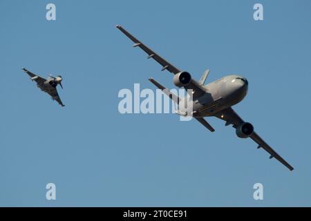 Formación de aviones Eurofighter Typhoon y Airbus A310 MRTT Foto Stock
