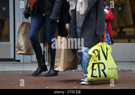 Foto del file datata 26/12/20 di persone che trasportano borse della spesa. Il numero di acquirenti che visitano negozi in Scozia è aumentato il mese scorso, fornendo un "preludio incoraggiante” prima di Natale, secondo i nuovi dati. L'affluenza nei negozi scozzesi a settembre è aumentata dell'1% rispetto allo stesso mese dell'anno precedente e al di sopra della diminuzione media del Regno Unito del 2,9% su base annua. A settembre, l'affluenza tra le destinazioni retail di Edimburgo è aumentata del 7,5% (a/a), mentre a Glasgow è diminuita del 2,9% (a/a), i dati del Sensormatic IQ dello Scottish Retail Consortium (SRC). Data di pubblicazione: Venerdì 6 ottobre 2023. Foto Stock