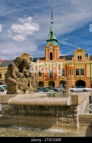 Fontana con statua e municipio a Mirove namesti a Mělník in Stredocesky kraj (regione boema centrale), Repubblica Ceca Foto Stock