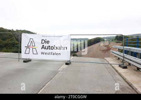 Pressetermin zum offiziellen Baubeginn der Talbruecke Talbrücke Rahmede. Baubeginn Talbruecke Talbrücke Rahmede am 05.10.2023 a Luedenscheid Lüdenscheid/Deutschland. *** Comunicato stampa per l'inizio ufficiale della costruzione del viadotto Rahmede inizio della costruzione viadotto Rahmede il 05 10 2023 a Luedenscheid Lüdenscheid Germania crediti: Imago/Alamy Live News Foto Stock