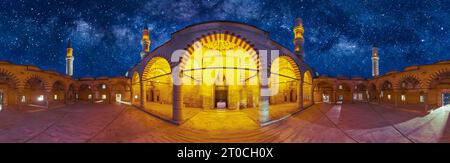 Cortile della Moschea UC Serefeli a Edirne, Turchia di notte. Il gioco di ombre e luci esalta i dettagli squisiti della moschea, dipingendo in modo incantevole Foto Stock