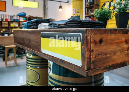 Primo piano della cornice vuota in tre colori con spazio di copia per pubblicità o testo personalizzato Foto Stock