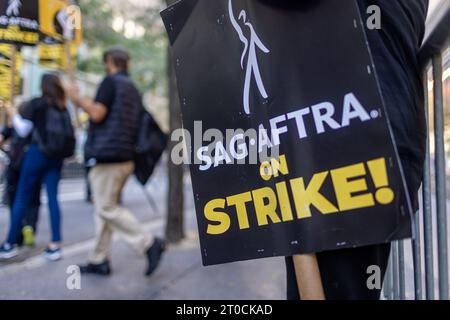 New York, Stati Uniti. 5 ottobre 2023. I membri e i sostenitori si riuniscono alla linea dei picchetti fuori dalla NBC Universal, 30 Rockefeller Center . I membri della SAG-AFTRA, la più grande unione di attori e altri professionisti dei media di Hollywood, hanno iniziato il loro sciopero il 14 luglio 2023. (Foto di Michael Nigro/Pacific Press) credito: Pacific Press Media Production Corp./Alamy Live News Foto Stock