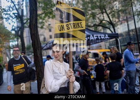 New York, Stati Uniti. 5 ottobre 2023. I membri e i sostenitori si riuniscono alla linea dei picchetti fuori dalla NBC Universal, 30 Rockefeller Center . I membri della SAG-AFTRA, la più grande unione di attori e altri professionisti dei media di Hollywood, hanno iniziato il loro sciopero il 14 luglio 2023. (Foto di Michael Nigro/Pacific Press) credito: Pacific Press Media Production Corp./Alamy Live News Foto Stock