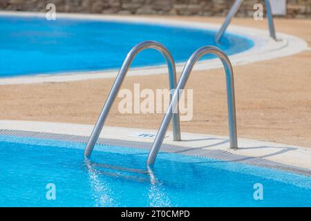 La piscina blu a le Barcares, nel sud della Francia. Foto Stock