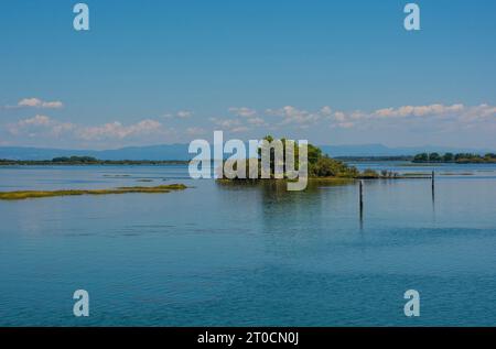 Piccola isola di pescatori nella sezione grado della Laguna di Marano e grado in Friuli-Venezia Giulia, Italia nord-orientale. Agosto. Foto Stock