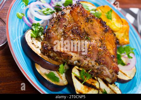 carne di maiale arrosto con verdure Foto Stock
