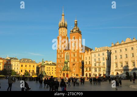 La C.14th Bazylika Mariacka (Basilica di Santa Maria) a Rynek Główny, la C.13th medievale Town Square (la più grande di Eurpoe) a Cracovia, Polonia Foto Stock