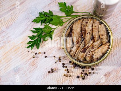 Piccole sardine affumicate di riga in olio Foto Stock