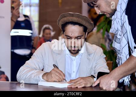 Ahmad Massoud, soldato afghano e politico, figlio del comandante Ahmed Shah Massoud della provincia afghana di Panchir, ha trascorso una giornata a Strasburgo come parte del festival letterario Ideal Libraries. In occasione dell'uscita del suo libro "la nostra libertà”, Ahmad Massoud ha ricordato la sua resistenza al regime dei talebani. All'evento hanno partecipato Reza Deghati, la fotografa e reporter che ha scattato il ritratto del Comandante Massoud nel 1985, che ha girato il mondo. I fedeli vennero anche a sostenere il figlio del comandante Massoud. 4 ottobre 2023, a Strasburgo, Francia nord-orientale. Foto di Nicolas Roses/ABACAPRESS.COM Foto Stock