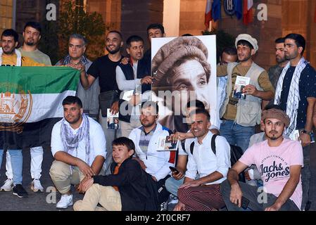 Ahmad Massoud, soldato afghano e politico, figlio del comandante Ahmed Shah Massoud della provincia afghana di Panchir, ha trascorso una giornata a Strasburgo come parte del festival letterario Ideal Libraries. In occasione dell'uscita del suo libro "la nostra libertà”, Ahmad Massoud ha ricordato la sua resistenza al regime dei talebani. All'evento hanno partecipato Reza Deghati, la fotografa e reporter che ha scattato il ritratto del Comandante Massoud nel 1985, che ha girato il mondo. I fedeli vennero anche a sostenere il figlio del comandante Massoud. 4 ottobre 2023, a Strasburgo, Francia nord-orientale. Foto di Nicolas Roses/ABACAPRESS.COM Foto Stock