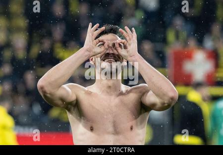 Dortmund, Germania. 22 aprile 2023. Calcio: Bundesliga, Borussia Dortmund - Eintracht Frankfurt, Matchday 29, Signal Iduna Park. Dortmund's Mats Hummels guarda la folla dopo la partita. Hummels torna nella nazionale di calcio dopo più di due anni. Il nuovo allenatore tedesco Nagelsmann ha nominato il difensore di 34 anni insieme ai nuovi arrivati Führich, Behrens e Andrich venerdì per il prossimo viaggio della squadra DFB in America, che comprende partite contro Stati Uniti e Messico. Credito: Bernd Thissen/dpa - NOTA IMPORTANTE: Conformemente ai requisiti del DFL Deutsche/dpa/Alamy Live News Foto Stock